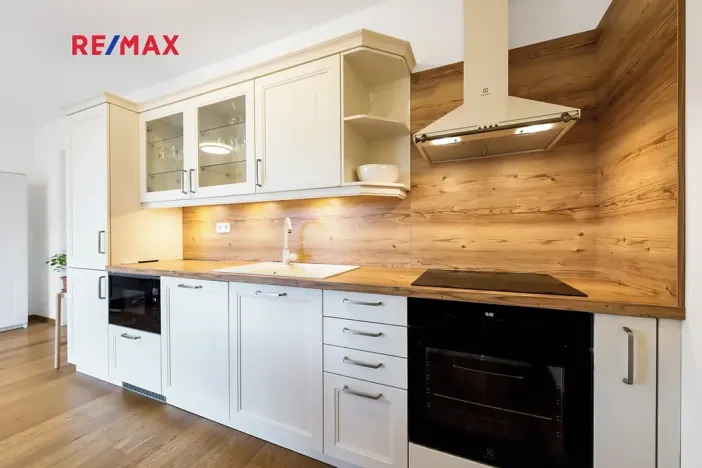 Pronájem bytu 1+kk, Praha - Smíchov, Kobrova, 43 m2