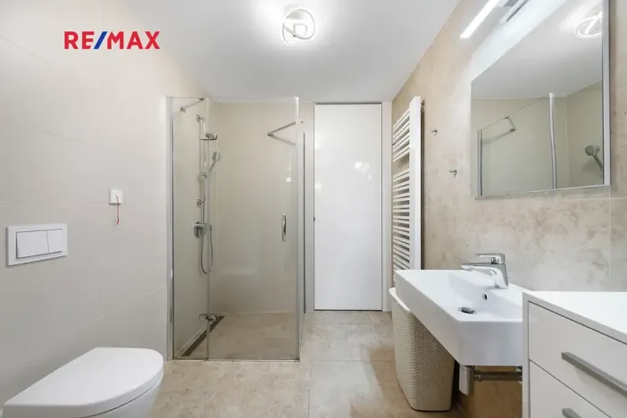 Pronájem bytu 1+kk, Praha - Smíchov, Kobrova, 43 m2