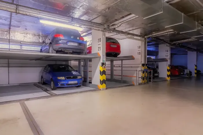 Pronájem garážového stání, Praha - Holešovice, Poupětova, 13 m2