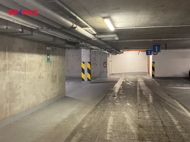 Pronájem garážového stání, Praha - Smíchov, Tomkova, 12 m2