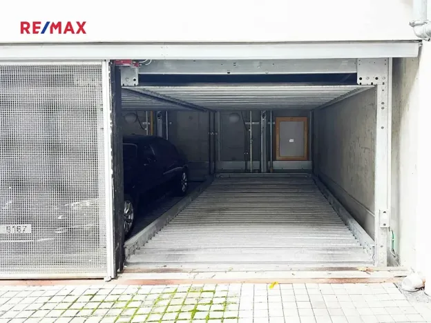 Prodej garážového stání, Praha - Smíchov, Holečkova, 13 m2