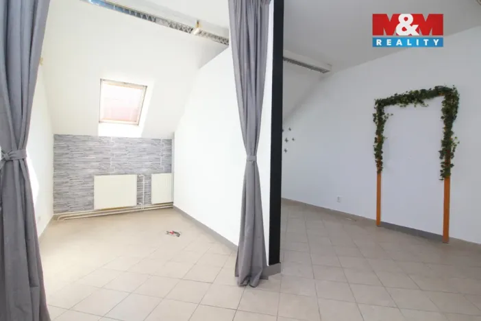 Pronájem obchodního prostoru, Chlumec nad Cidlinou - Chlumec nad Cidlinou IV, Kozelkova, 24 m2