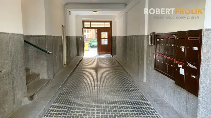 Pronájem garážového stání, Praha - Bubeneč, Eliášova, 10 m2