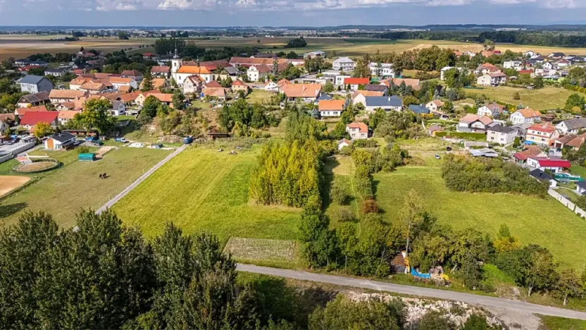 Prodej pozemku pro bydlení, Uhersko, 3765 m2