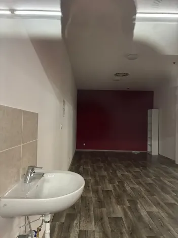 Pronájem obchodního prostoru, Karlovy Vary, Divadelní náměstí, 30 m2