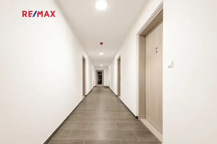 Pronájem bytu 1+kk, Praha - Hloubětín, Poděbradská, 33 m2