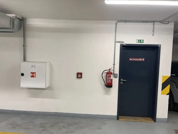 Pronájem garážového stání, Praha - Libeň, V mezihoří, 20 m2