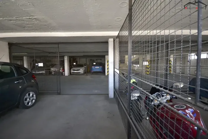 Pronájem garážového stání, Brno, Loosova, 12 m2