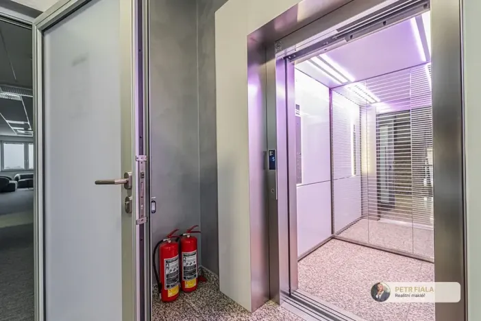 Pronájem kanceláře, Praha - Dolní Chabry, Dopraváků, 258 m2