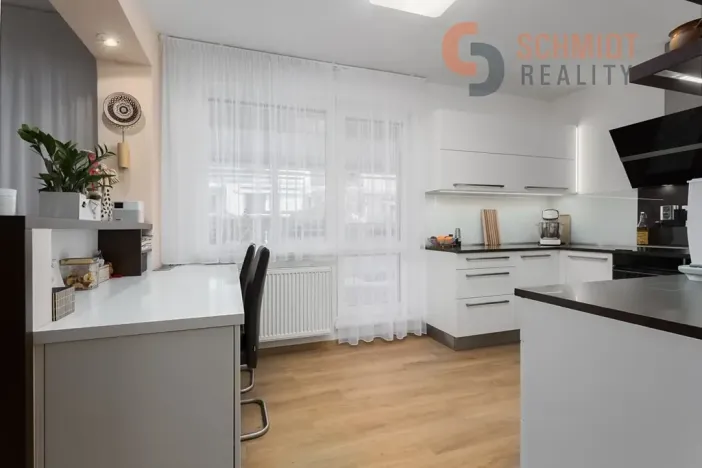 Prodej rodinného domu, Hustopeče, U Větrolamu, 300 m2