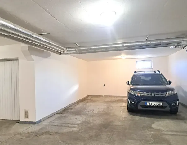 Pronájem garážového stání, Zlín, Podlesí V, 17 m2