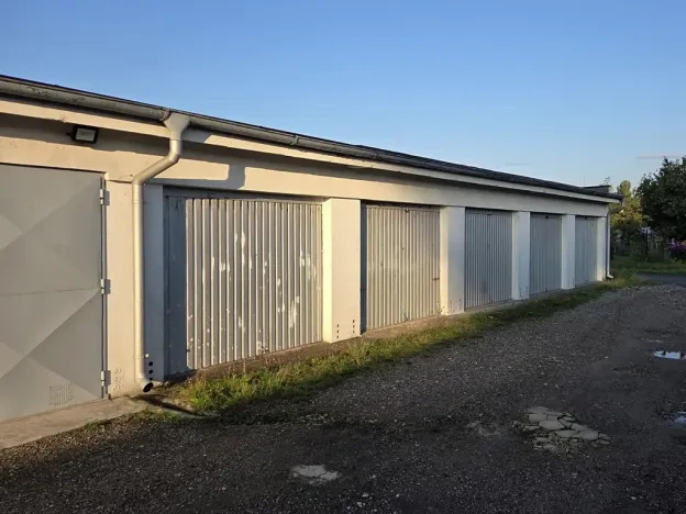 Pronájem garáže, Hradec Králové, U Mostku, 17 m2