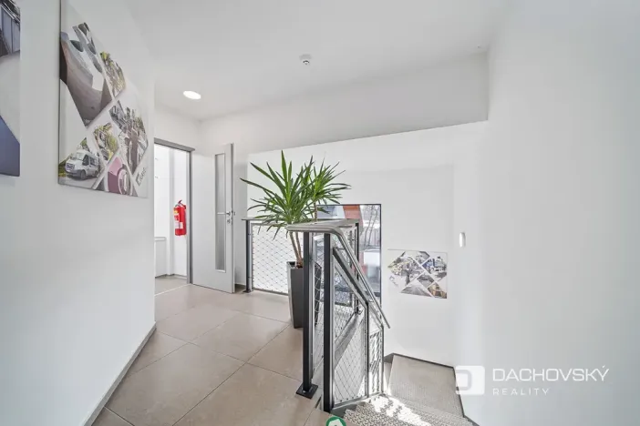 Prodej obchodního prostoru, Pardubice, K Dolíčku, 374 m2