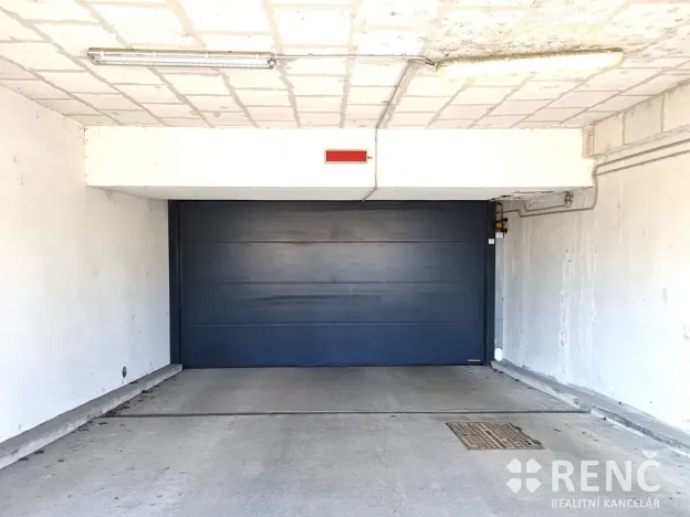 Pronájem garážového stání, Brno, Božetěchova, 14 m2