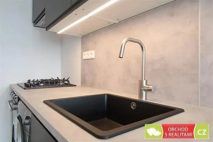 Pronájem bytu 2+kk, Praha, Pujmanové, 40 m2