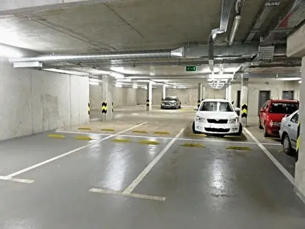 Pronájem garážového stání, Brno, Mojmírovo náměstí, 13 m2