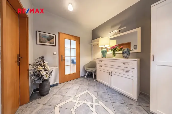 Prodej rodinného domu, Praha - Lochkov, V oudolku, 183 m2