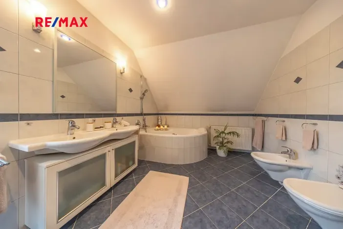 Prodej rodinného domu, Praha - Lochkov, V oudolku, 183 m2