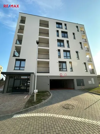 Pronájem garážového stání, Praha - Ruzyně, Stočesova, 15 m2