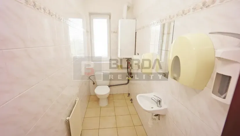 Pronájem kanceláře, Neratovice, 514 m2