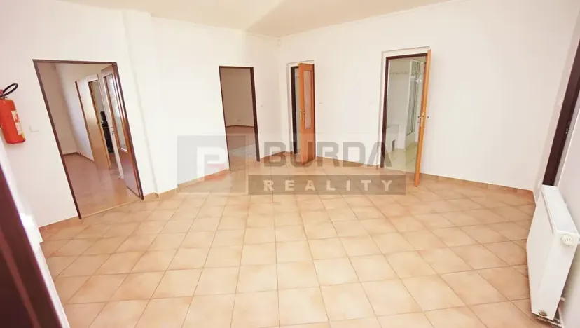 Pronájem kanceláře, Neratovice, 514 m2