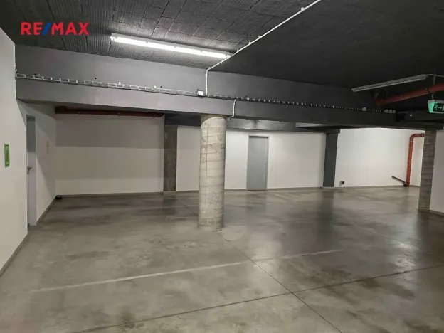 Pronájem garážového stání, Kolín, Antonína Dvořáka, 15 m2