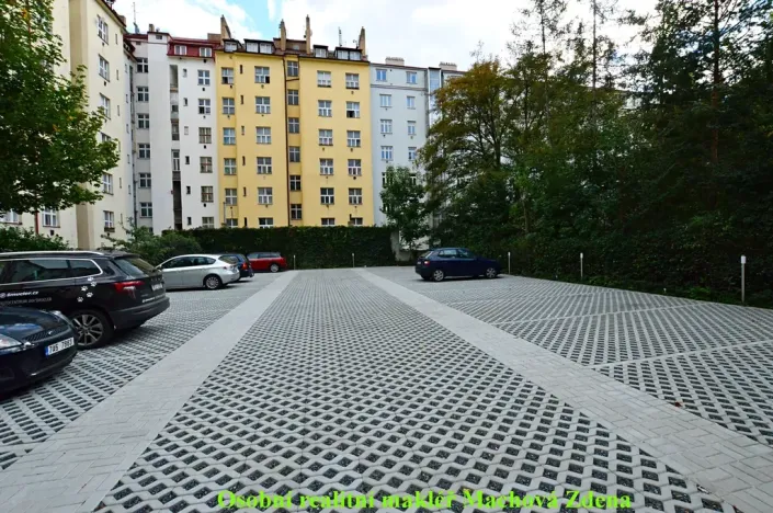 Pronájem garážového stání, Praha - Žižkov, Hartigova, 12 m2