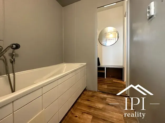 Prodej bytu 3+1, Praha - Podolí, Kaplická, 61 m2