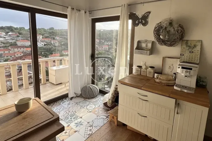 Prodej vícegeneračního domu, Splitska, Chorvatsko, 190 m2