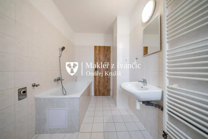 Pronájem bytu 1+kk, Dolní Kounice, Masarykovo náměstí, 35 m2