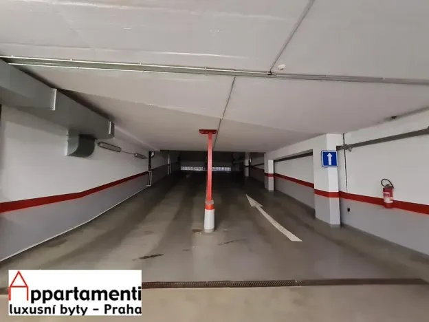 Pronájem garážového stání, Praha - Smíchov, Na Zatlance, 13 m2