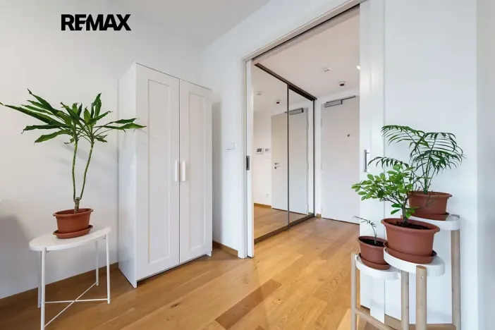 Pronájem bytu 1+kk, Praha - Smíchov, Kobrova, 43 m2