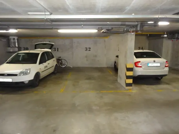 Pronájem garážového stání, Praha - Podolí, Brabcova, 15 m2