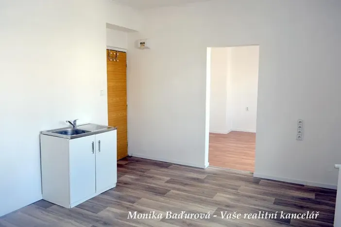 Pronájem kanceláře, Zlín, Sadová, 33 m2