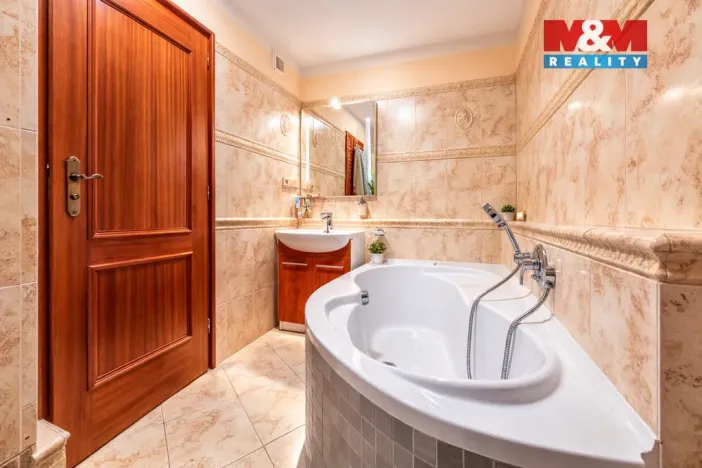 Prodej bytu 4+1, Litoměřice - Pokratice, Ladova, 77 m2