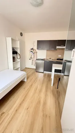 Pronájem bytu 1+kk, Kladno, Hřebečská, 18 m2