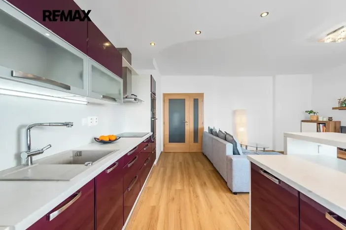 Pronájem bytu 2+kk, Praha - Vysočany, Sousedíkova, 55 m2