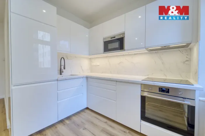 Pronájem bytu 2+kk, Plzeň - Jižní Předměstí, Klatovská třída, 68 m2