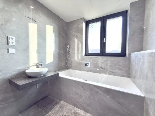 Prodej bytu 5+kk, Praha - Holyně, náměstí Pod lípou, 150 m2