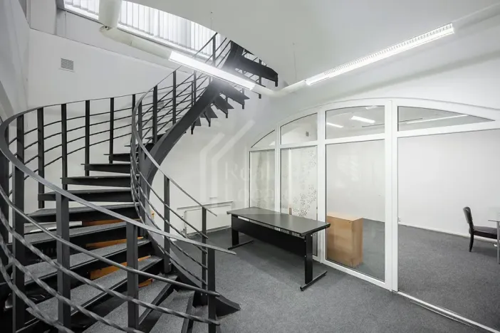 Pronájem kanceláře, Praha - Smíchov, Kořenského, 221 m2