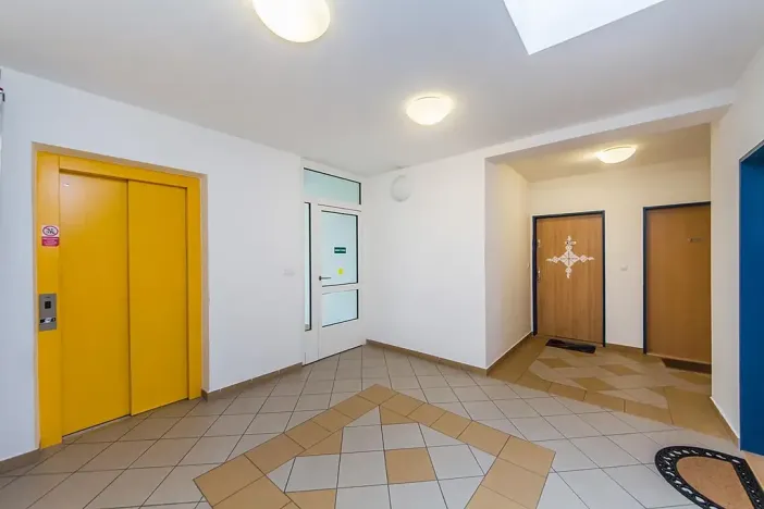 Pronájem bytu 1+kk, Praha - Řeporyje, Wiesenthalova, 34 m2