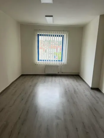 Pronájem kanceláře, Třebíč, Komenského nám., 26 m2