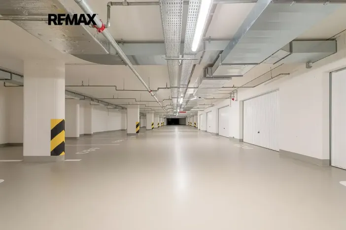 Pronájem garážového stání, Praha - Holešovice, Jankovcova, 18 m2