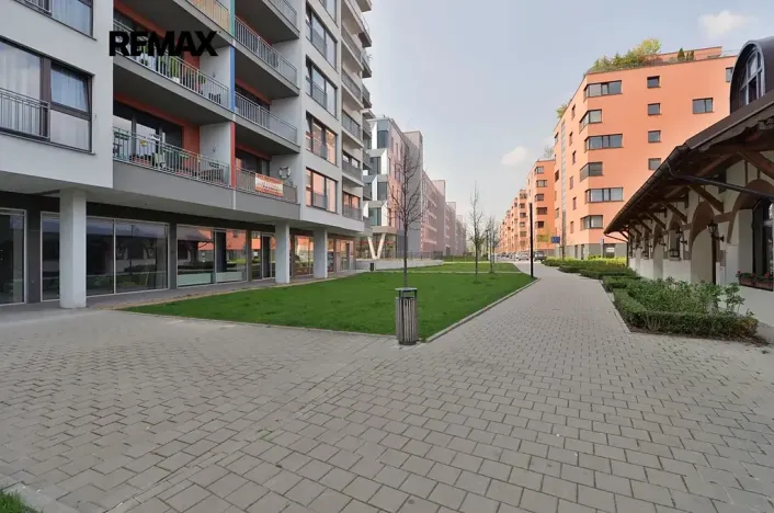 Pronájem garážového stání, Praha - Holešovice, Jankovcova, 18 m2