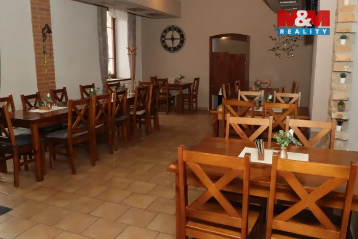 Pronájem restaurace, Holice, Smetanova, 233 m2