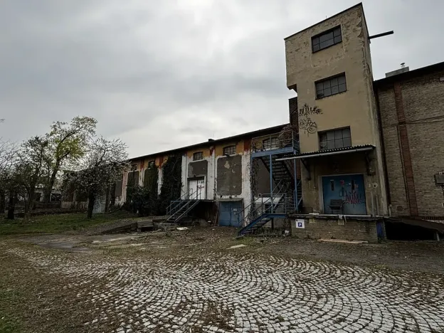 Prodej skladu, Praha - Bubeneč, Papírenská, 3700 m2