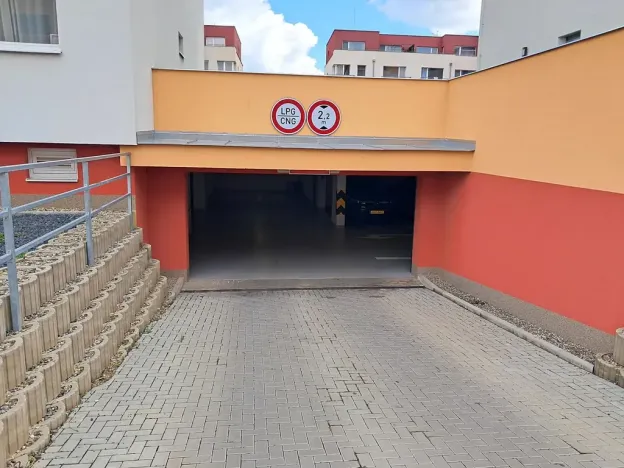 Pronájem garážového stání, Praha - Černý Most, Dobrovolného, 15 m2