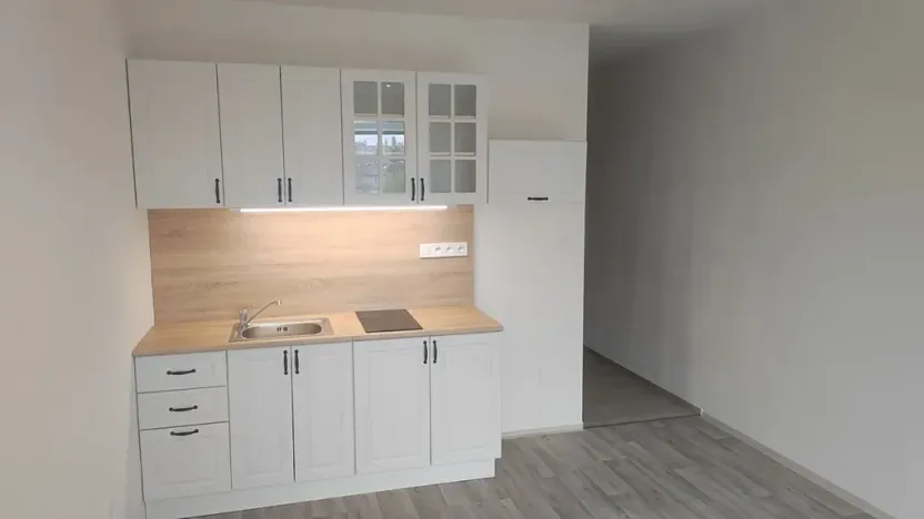 Pronájem bytu 1+kk, Hradec Králové, třída Edvarda Beneše, 30 m2