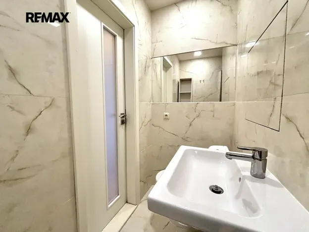 Pronájem bytu 1+kk, Praha - Kobylisy, Kyselova, 26 m2