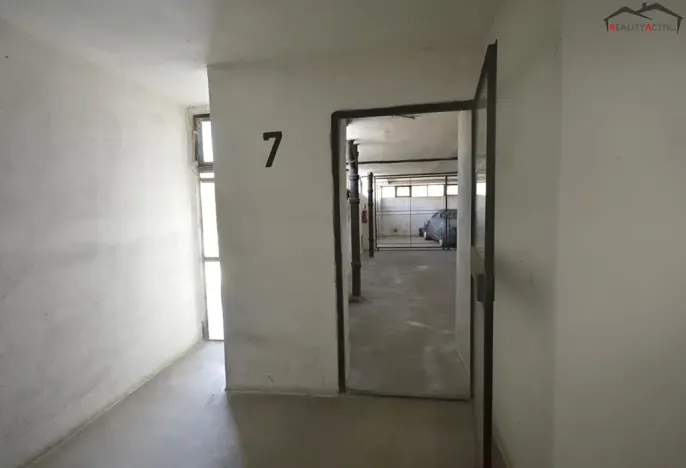 Pronájem garážového stání, Brno, Loosova, 12 m2